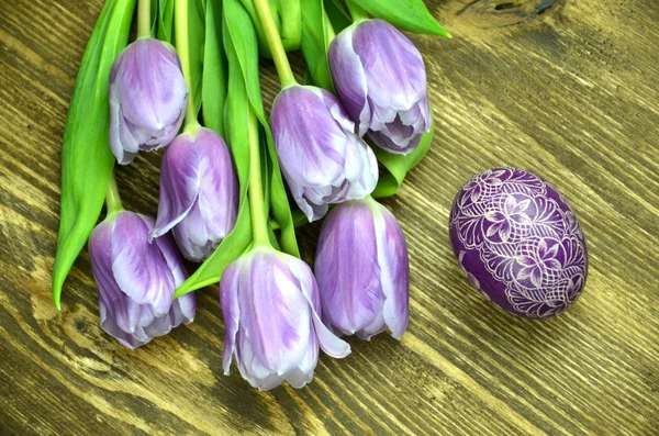 Ovo de Páscoa feito à mão riscado e flores de tulipa — Fotografia de Stock