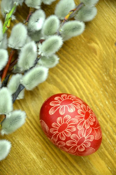 Hermoso rayado hecho a mano huevo de Pascua y amentos —  Fotos de Stock