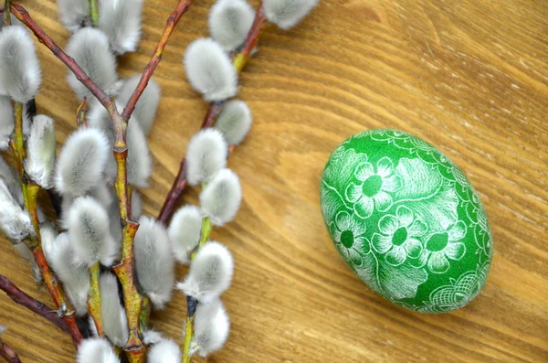 Hermoso rayado hecho a mano huevo de Pascua y amentos —  Fotos de Stock