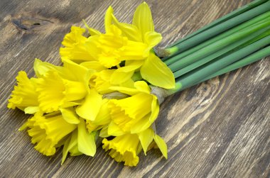 güzel nergis rustik ahşap masa üzerinde bir buket