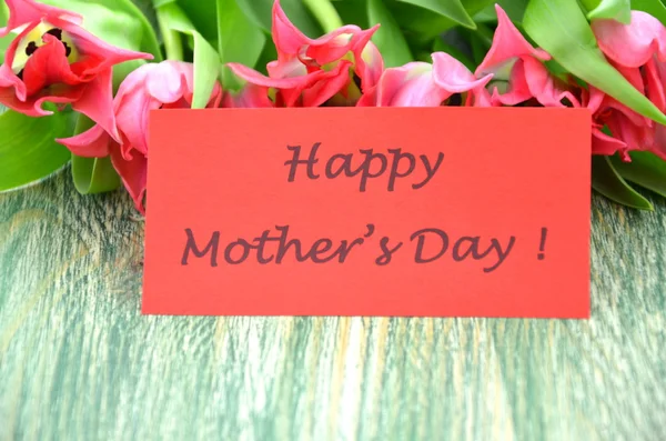 Ibu bahagia hari dan karangan bunga tulip merah cantik — Stok Foto