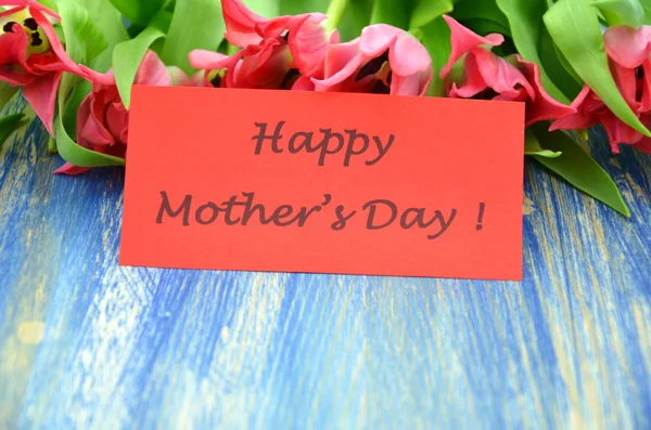 Ημέρα της μητέρας ευτυχισμένη και μπουκέτο πανέμορφο κόκκινες τουλίπες — Φωτογραφία Αρχείου