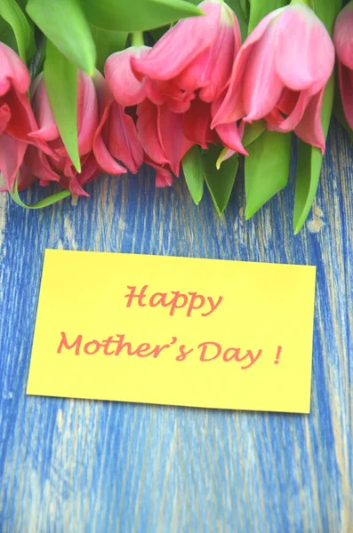Ημέρα της μητέρας ευτυχισμένη και μπουκέτο πανέμορφο κόκκινες τουλίπες — Φωτογραφία Αρχείου