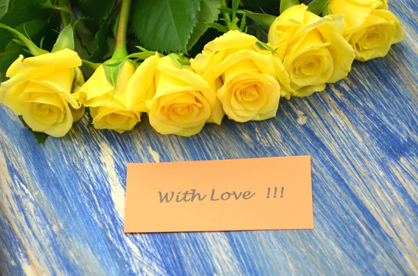 Mit Liebeswünschen und einem Strauß wunderschöner Rosen — Stockfoto