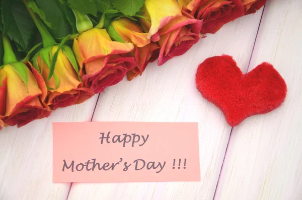 Glad mors dag och bukett med vackra röda rosor — Stockfoto