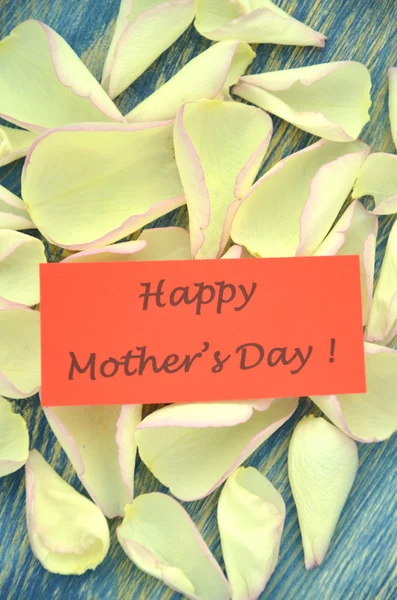 Glückliche Muttertagswünsche und wunderschöne Rosenblätter — Stockfoto