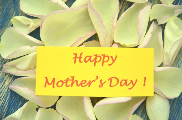 Glückliche Muttertagswünsche und wunderschöne Rosenblätter — Stockfoto