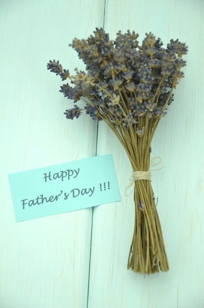Ibu bahagia hari dan sekelompok cantik bunga lavender kering — Stok Foto