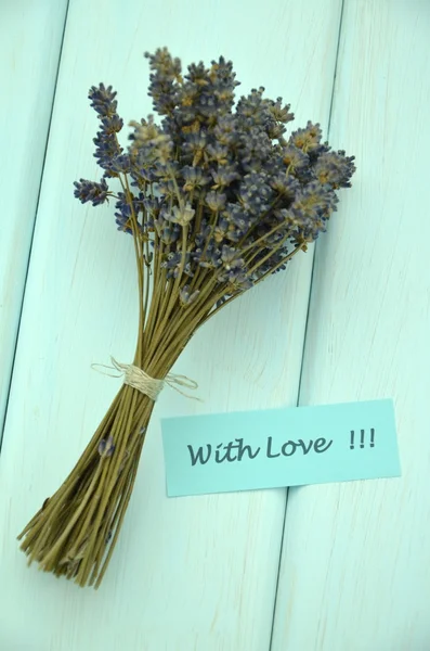 S láskou přání a kytice z jemné suché květy levandule — Stock fotografie