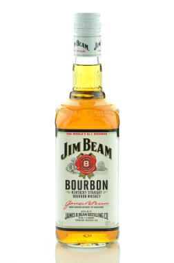 Beyaz arka plan üzerinde izole jim beam bourbon viski