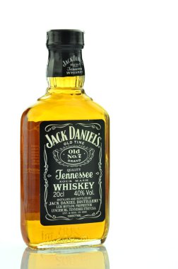 küçük şişe jack daniels viski beyaz zemin üzerine izole