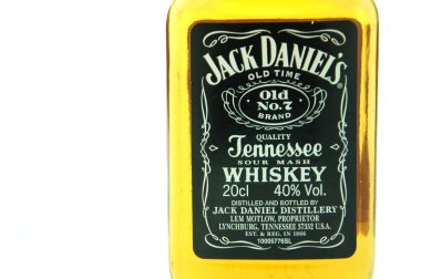 küçük şişe jack daniels viski beyaz zemin üzerine izole