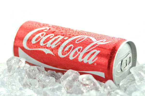 Flasche Coca-Cola auf Eiswürfeln — Stockfoto