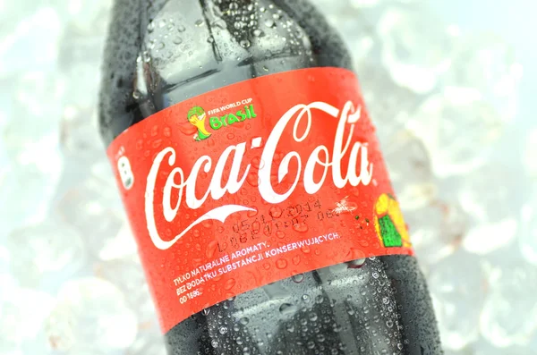 Botella de bebida de Coca-Cola sobre cubitos de hielo — Foto de Stock