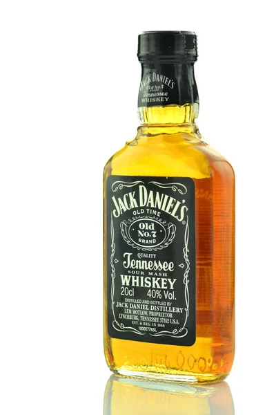 Piccola bottiglia di whisky Jack Daniels isolato su sfondo bianco — Foto Stock
