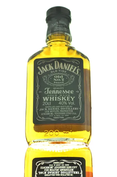 Malá láhev Jack daniels whisky izolovaných na bílém pozadí — Stock fotografie