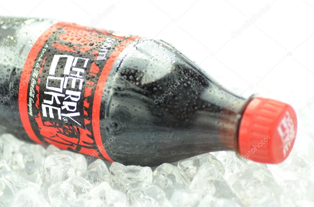 氷にチェリー コーラ飲み物のボトル ストックエディトリアル用写真 C Dariosz