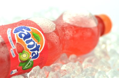 buz küpleri fanta içki şişesi