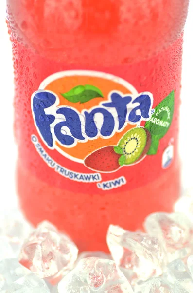 Garrafa de bebida Fanta em cubos de gelo — Fotografia de Stock