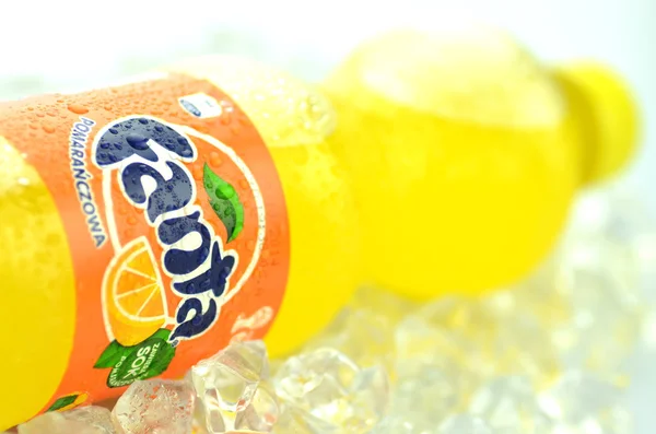 Garrafa de bebida Fanta em cubos de gelo — Fotografia de Stock