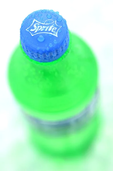 Flaska sprite drink på isbitar — Stockfoto