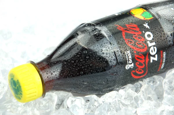 Flaska coca-cola zero drink på isbitar — Stockfoto