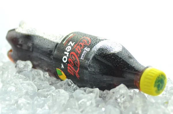 Garrafa de Coca-Cola Zero bebida em cubos de gelo — Fotografia de Stock