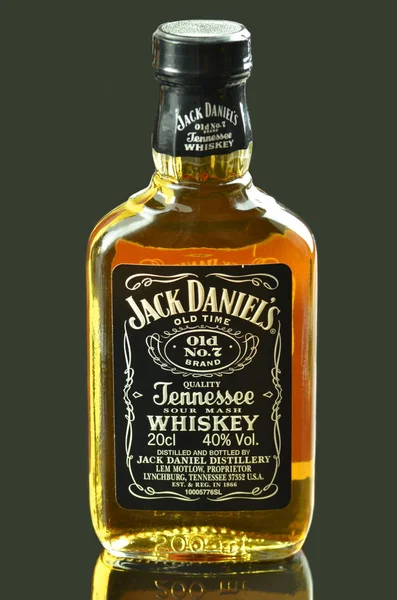 Kleine Flasche Jack Daniels Whiskey isoliert auf dunklem Hintergrund — Stockfoto