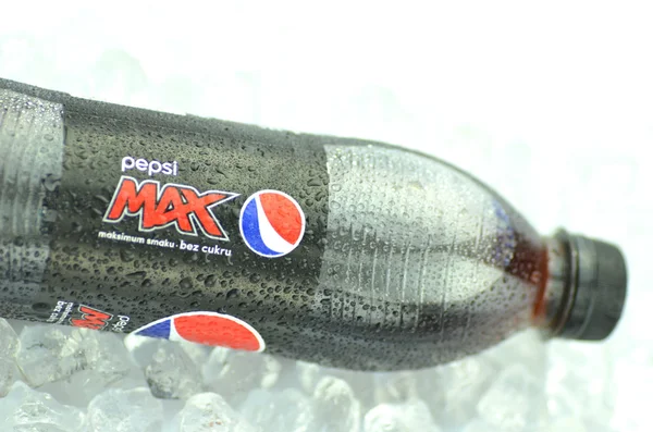 Üveg pepsi max ital a jégkockát — Stock Fotó