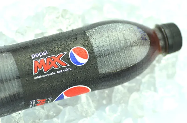 Bottle of Pepsi Max drink on ice cubes — Stock Photo, Image