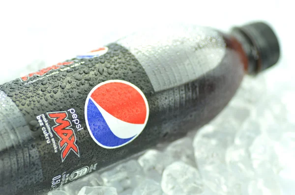 Bottle of Pepsi Max drink on ice cubes — Stock Photo, Image