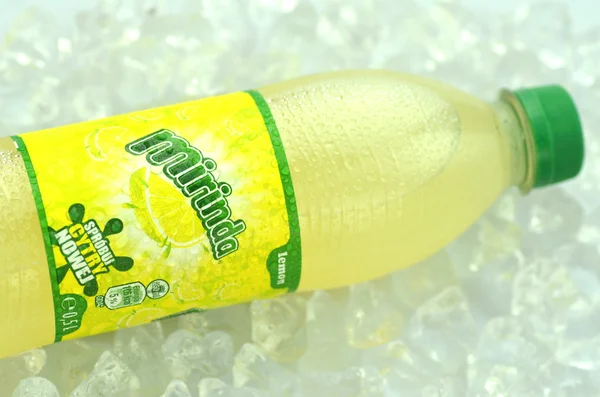 Garrafa de bebida Mirinda em cubos de gelo — Fotografia de Stock