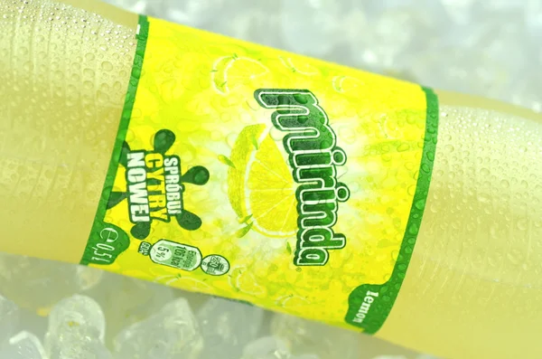 Garrafa de bebida Mirinda em cubos de gelo — Fotografia de Stock