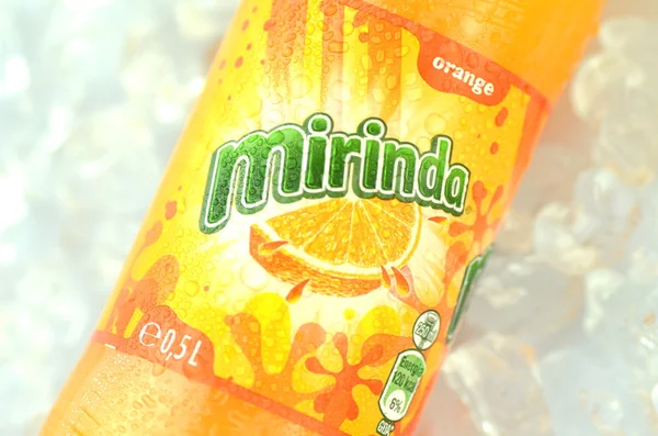 Bottiglia di Mirinda bere su cubetti di ghiaccio — Foto Stock