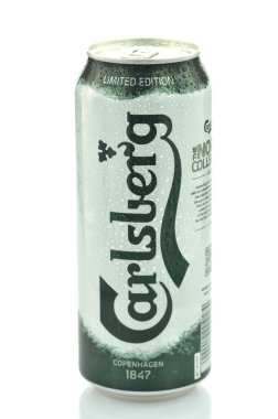 Beyaz arka plan üzerinde izole carlsberg bira