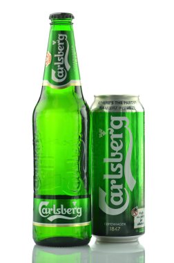 Beyaz arka plan üzerinde izole carlsberg bira