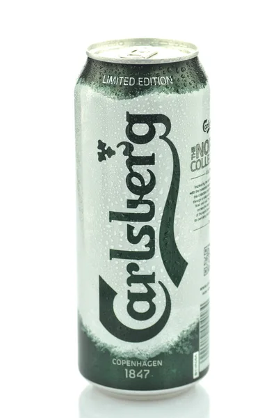 Μπύρα Carlsberg που απομονώνονται σε λευκό φόντο — Φωτογραφία Αρχείου