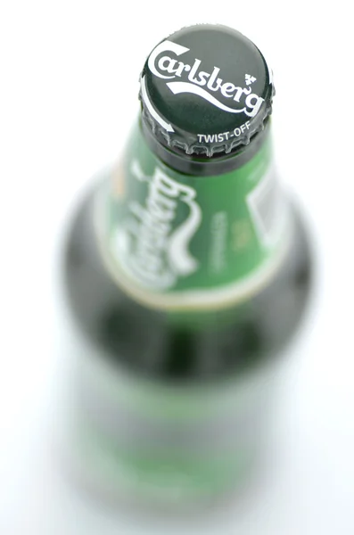Cerveja Carlsberg isolada sobre fundo branco — Fotografia de Stock