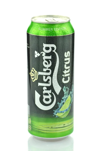 Cerveja cítrica Carlsberg isolada sobre fundo branco — Fotografia de Stock