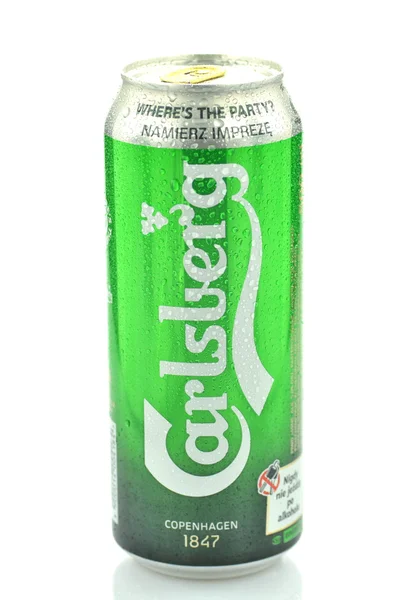 Cerveja Carlsberg isolada sobre fundo branco — Fotografia de Stock