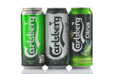 Beyaz arka plan üzerinde izole carlsberg bira