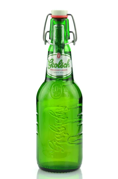 Grolsch cerveza de primera calidad aislada sobre fondo blanco — Foto de Stock
