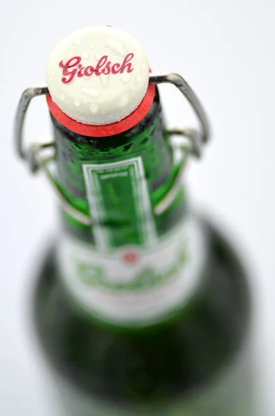 Grolsch cerveza de primera calidad aislada sobre fondo blanco — Foto de Stock