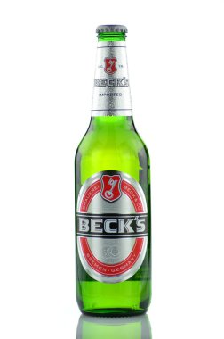Beyaz arka plan üzerinde izole becks bira