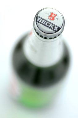 Beyaz arka plan üzerinde izole becks bira