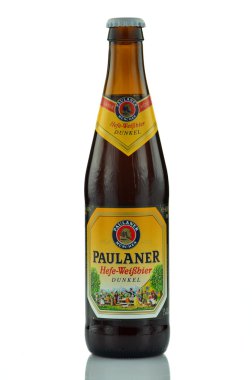 Beyaz arka plan üzerinde izole paulaner bira