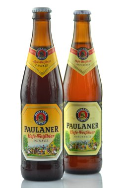 Beyaz arka plan üzerinde izole paulaner bira