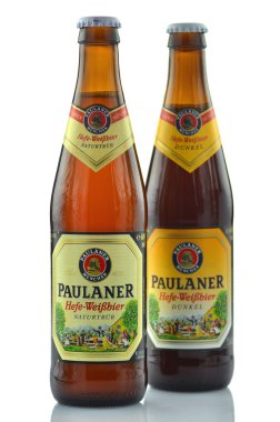 Beyaz arka plan üzerinde izole paulaner bira
