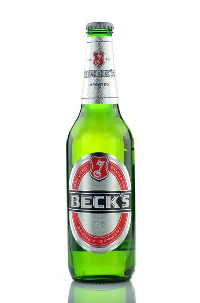 Piwo Becks na białym tle — Zdjęcie stockowe