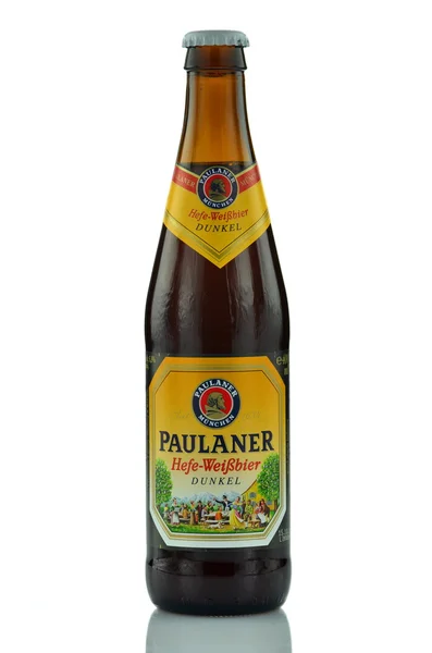 Paulaner Bier isoliert auf weißem Hintergrund — Stockfoto